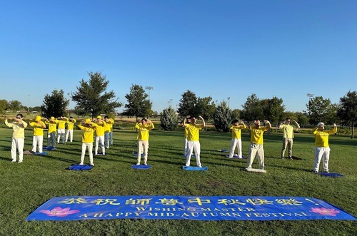 Image for article Texas: I praticanti della Falun Dafa augurano al Maestro una felice Festa di Metà Autunno in un evento a Plano