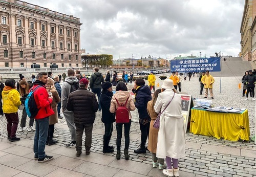 Image for article Svezia: Le persone lodano la Falun Dafa durante le attività a Stoccolma