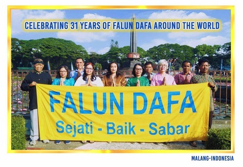 Image for article Indonesia: Praticanti celebrano la Giornata Mondiale della Falun Dafa e augurano rispettosamente al Maestro Li Hongzhi un felice compleanno
