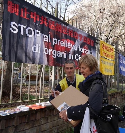 Image for article Italia, Roma: I cittadini sostengono l'impegno contro la persecuzione del Falun Gong in Cina