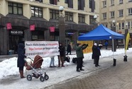 Image for article Lettonia: I praticanti informano i turisti sulla persecuzione del Falun Gong