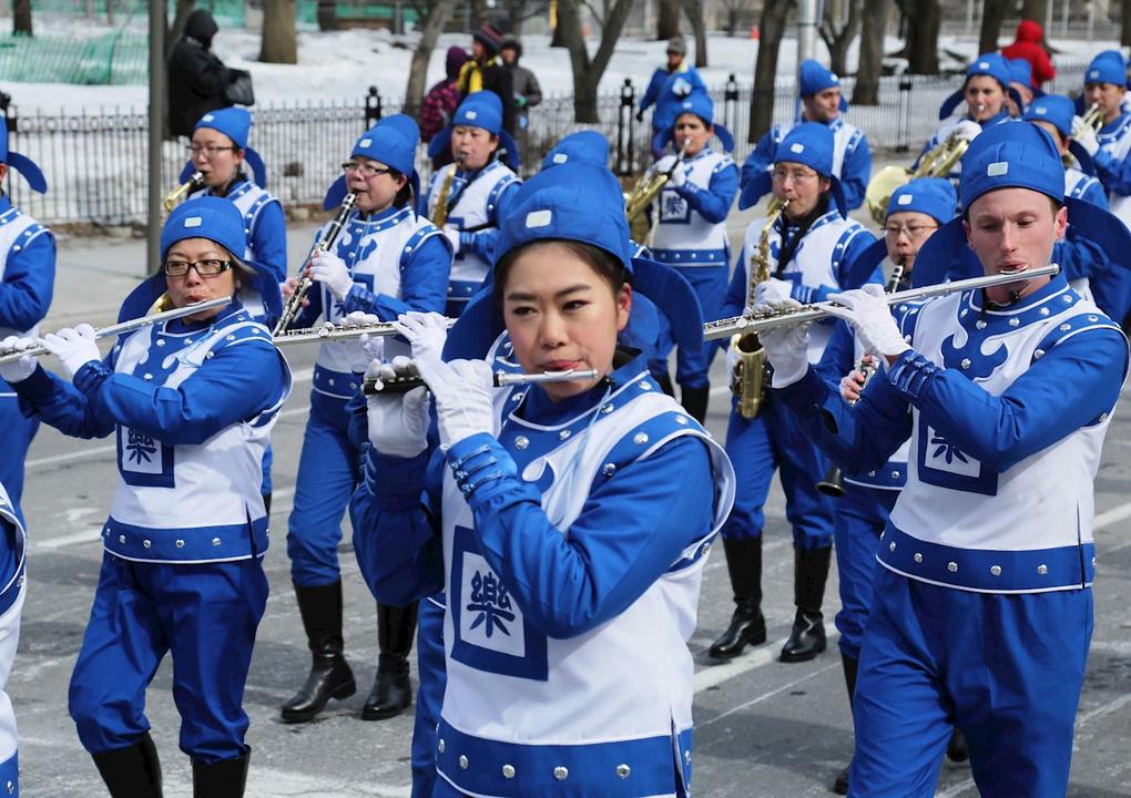 Image for article Canada, Ottawa: La Tian Guo Marching Band si esibisce nella parata di San Patrizio