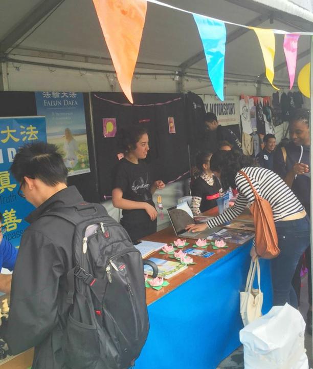 Image for article Australia, Sydney: Studenti universitari cinesi interessati a imparare la Falun Dafa