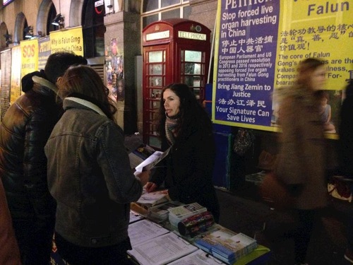 Image for article Regno Unito: Londra: Imparare a conoscere il Falun Gong nella Chinatown londinese 
