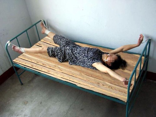 Image for article Chongqing: Donna cita in giudizio l'ex leader cinese per i diciotto anni di sofferenze e di torture subite nella persecuzione del Falun Gong