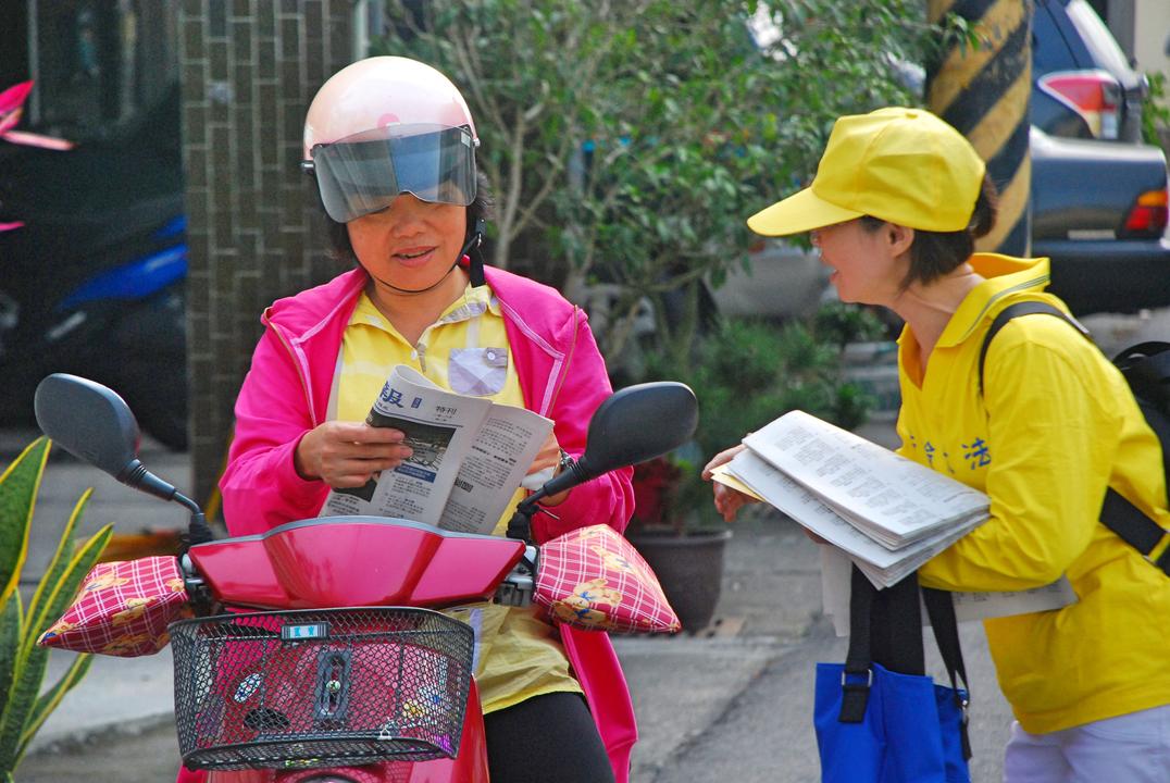 Image for article Taiwan: I praticanti del Falun Gong partecipano alla sfilata di Meishan, nella contea di Chiayi