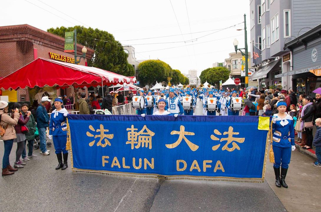 Image for article San Francisco: La Tian Guo Marching Band “porta felicità” alla sfilata di Pasqua 