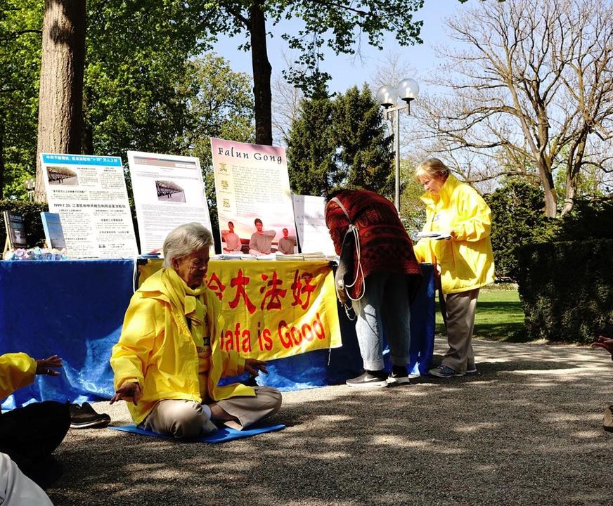 Image for article Europa: I praticanti del Falun Gong commemorano il raduno pacifico svolto a Pechino il 25 aprile del 1999