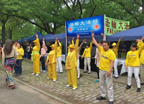 Image for article Manhattan: Il Falun Gong partecipa alla Parata Dance for Peace con degli stand