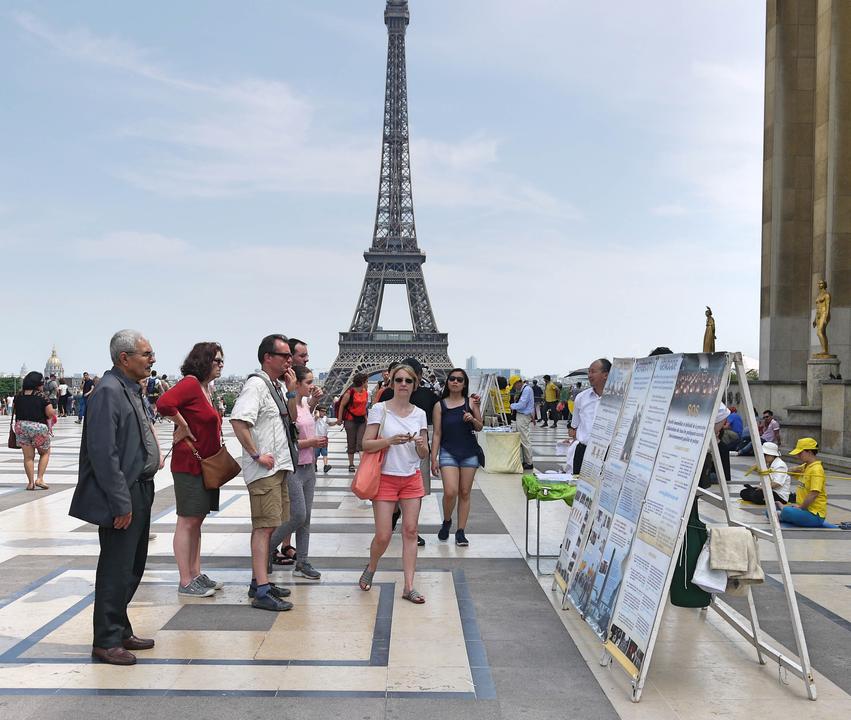 Image for article Parigi: Manifestazione sotto la Torre Eiffel per chiedere la fine della persecuzione del Falun Gong