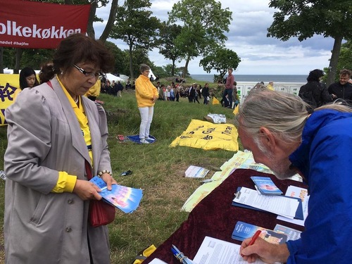 Image for article Danimarca, Bornholm: Il Falun Gong partecipa al Folkemødet