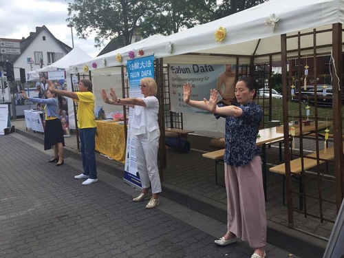 Image for article Germania: I visitatori presenti al Festival di “Hessentag” scoprono il Falun Gong