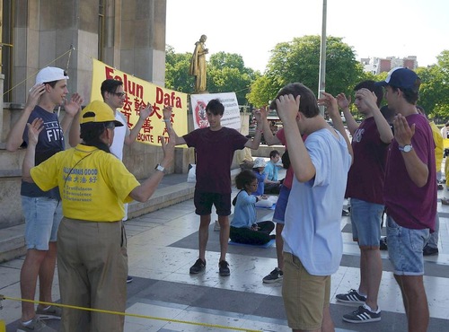 Image for article Parigi: I turisti vicino alla Torre Eiffel conoscono il Falun Gong