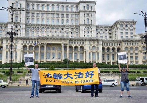 Image for article Romania: I praticanti del Falun Gong protestavano per la visita del leader comunista