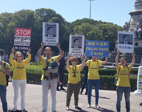 Image for article Portogallo, Lisbona: I praticanti protestano durante la visita del funzionario cinese 
