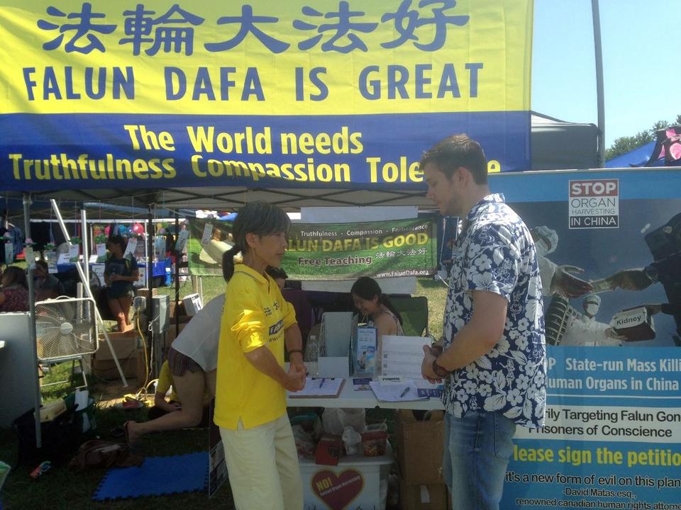 Image for article Kentucky: Presentazione del Falun Gong durante l'eclissi solare 