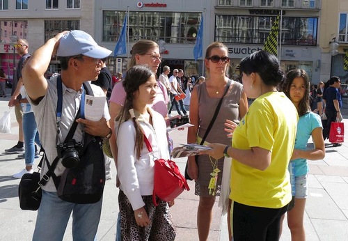 Image for article Germania, Monaco di Baviera: Aumentare la consapevolezza dei visitatori sulla persecuzione del Falun Gong in Cina