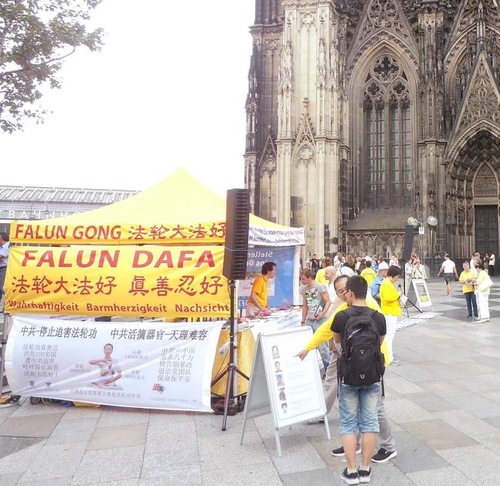 Image for article Germania: Raduno contro la persecuzione del Falun Gong fuori dalla Cattedrale di Colonia 