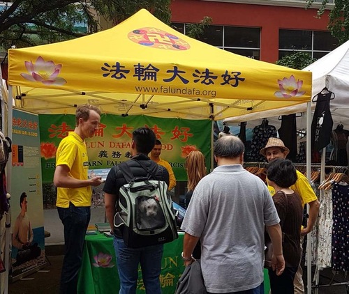 Image for article New York: I cittadini conoscono la Falun Dafa durante gli eventi comunitari di Manhattan  