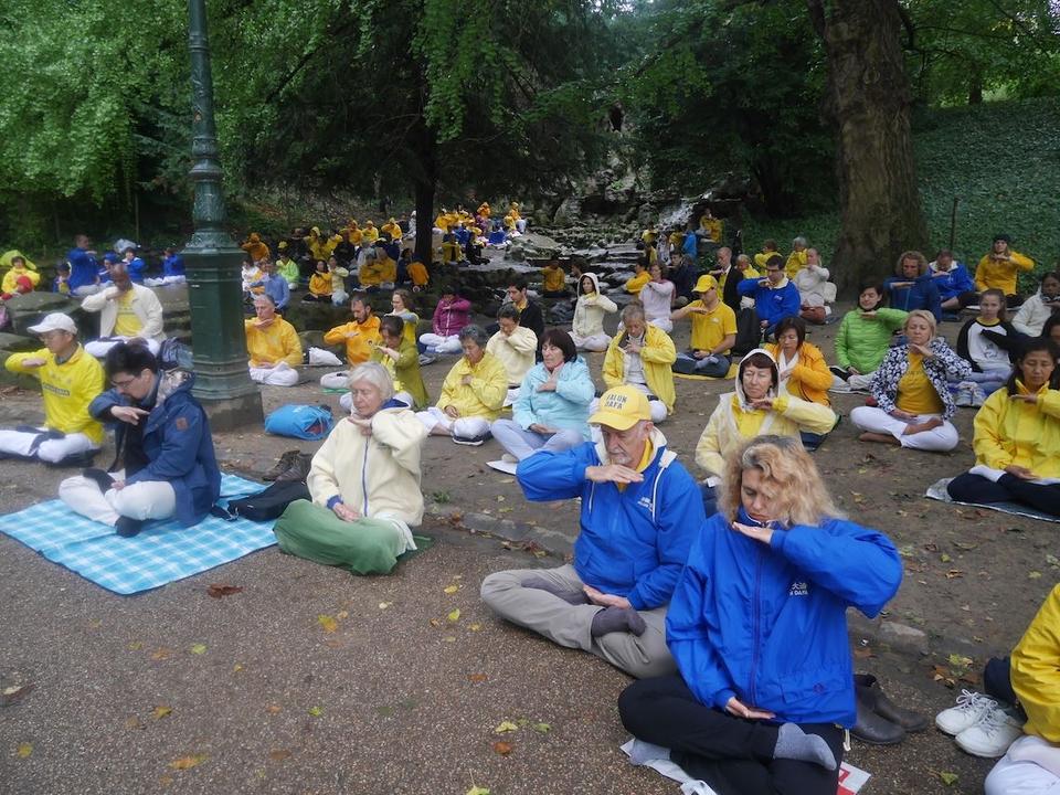 Image for article Parigi: I praticanti con gli esercizi di gruppo presentano la bellezza della Falun Dafa