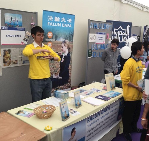 Image for article ​Da Londra a Lima: Introdurre la Falun Dafa agli studenti del Regno Unito e del Perù