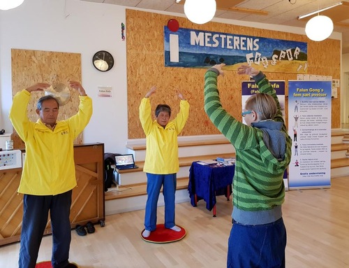 Image for article ​Aalborg, Danimarca: La Falun Dafa si distingue alla Fiera della Salute