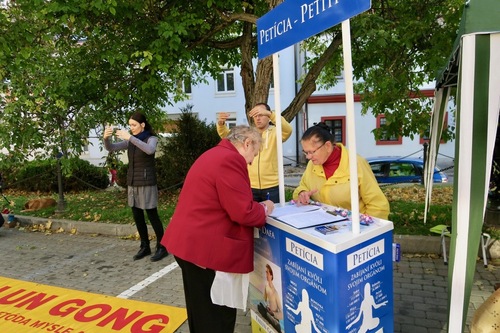 Image for article ​Slovacchia: Il Falun Gong al mercato tradizionale “Trnavsky Rinek” di Trnava