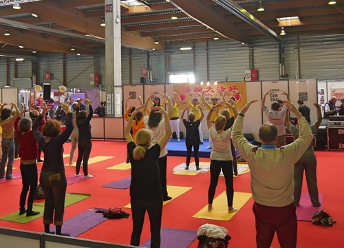 Image for article ​Francia: La Falun Dafa al Festival dello Yoga 2017 di Parigi