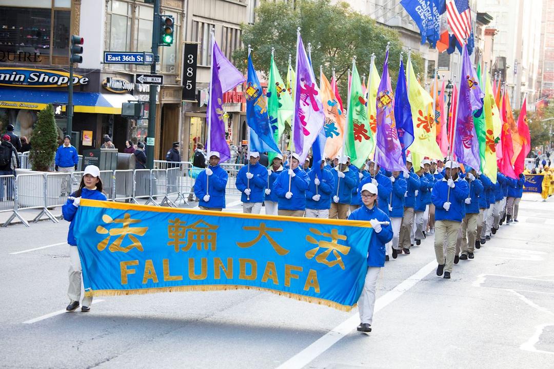 Image for article ​New York: Il gruppo della Falun Dafa si esibisce durante la più importante festa Nazionale dei Veterani