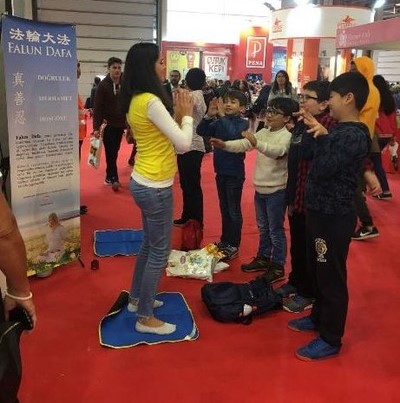 Image for article Turchia: I praticanti della Falun Dafa promuovono lo 
