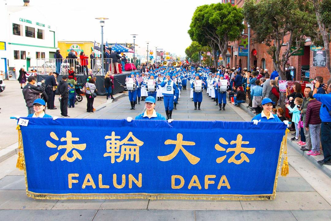 Image for article San Francisco: La Banda marciante Tian Guo si distingue nel giorno della Parata dei Veterani