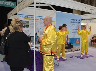 Image for article ​Regno Unito: I visitatori della fiera della salute sperimentano la tranquillità del Falun Gong