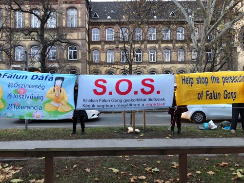 Image for article ​Budapest, Ungheria: Le proteste del Falun Gong durante il vertice Cina-CEEC attirano l'attenzione dei media