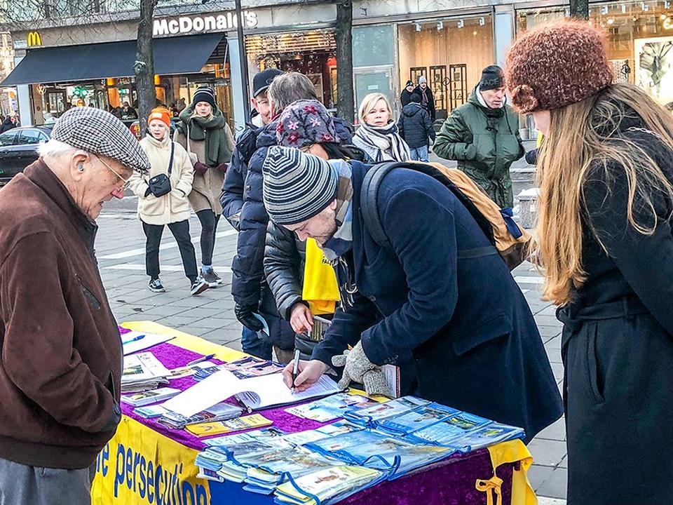 Image for article ​Stoccolma, Svezia: Sfidare il freddo per aiutare a fermare la persecuzione del Falun Gong