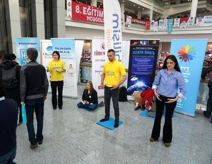 Image for article ​Turchia: I partecipanti all'Expo del libro sperimentano la pace interiore allo stand del Falun Gong