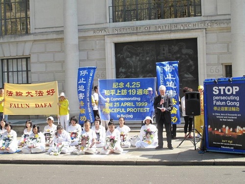 Image for article Londra, Regno Unito: Raduno e parata del Falun Gong in memoria della pacifica protesta di 19 anni fa