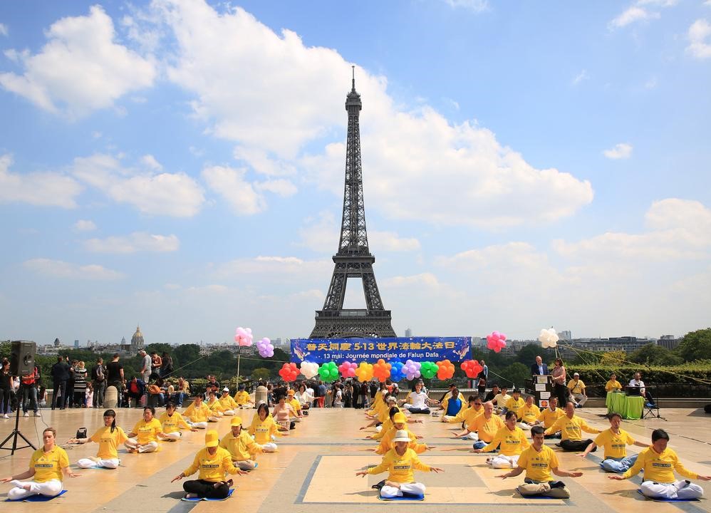 Image for article ​Parigi: Celebrazione della Giornata Mondiale della Falun Dafa in Piazza delle Libertà e dei Diritti Umani