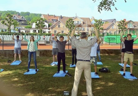 Image for article ​Svezia: Studenti imparano gli esercizi del Falun Gong