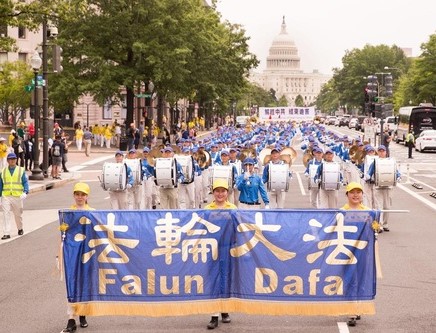 Image for article ​Washington D.C.: Migliaia di praticanti sfilano per la città chiedendo la fine della persecuzione