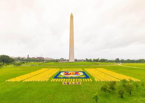 Image for article ​Migliaia di praticanti formano l’emblema Falun al Washington Monument
