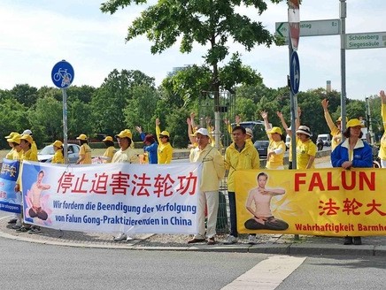Image for article ​Appello dei praticanti tedeschi del Falun Gong durante la visita del Premier cinese