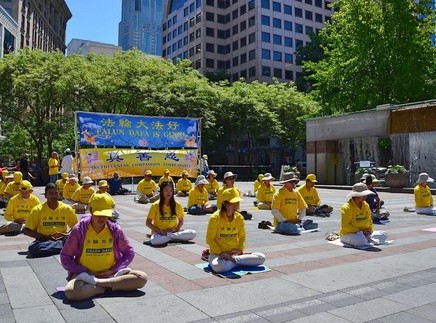 Image for article ​Seattle, Washington: La meditazione di gruppo nel centro città aumenta la consapevolezza sulla persecuzione in Cina