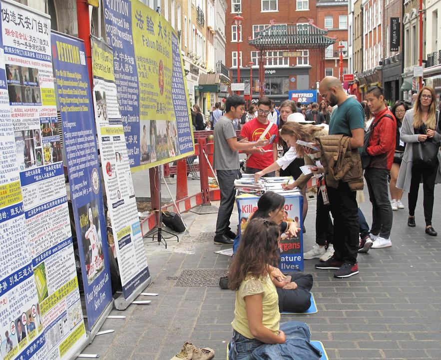 Image for article ​Londra: I visitatori di Chinatown imparano il Falun Gong