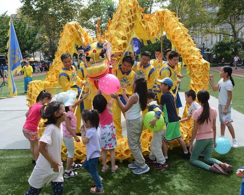 Image for article ​Manhattan, Chinatown: I praticanti del Falun Gong celebrano la Festa della Luna
