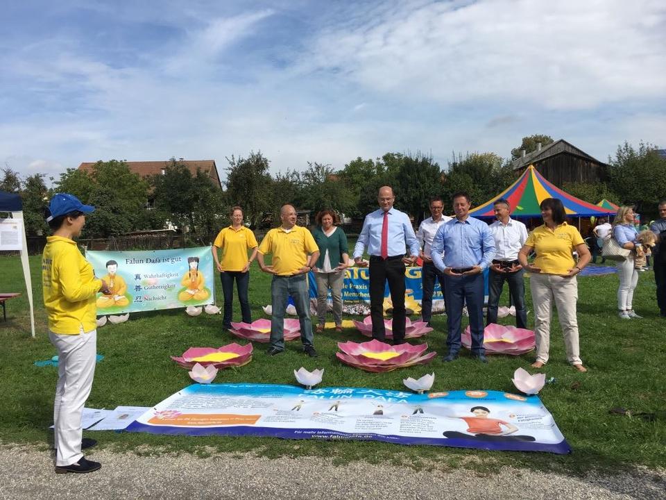 Image for article ​Germania, Neumarkt: Politici e turisti apprendono la verità sul Falun Gong al Childern's Festival