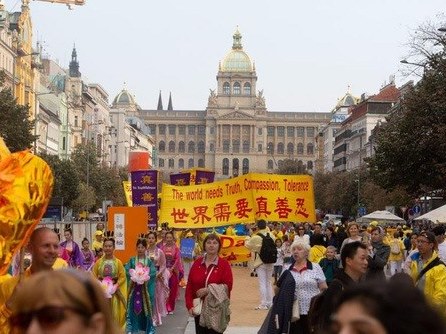 Image for article ​Praga, Repubblica Ceca: La parata dei praticanti del Falun Gong impressiona residenti e turisti