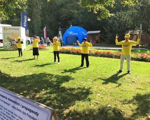 Image for article Polonia: I praticanti del Falun Gong accrescono la consapevolezza della persecuzione durante il Forum Economico di Krynica