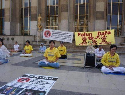Image for article Turisti cinesi a Parigi apprendono la verità sul Falun Gong