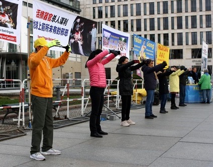 Image for article ​Berlino: I praticanti del Falun Gong diffondono la loro pratica davanti alla famosa Porta di Brandeburgo