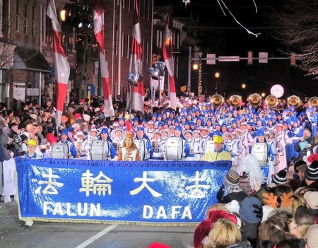 Image for article Pennsylvania: La Banda Marciante Tian Guo viene ben accolta alla sfilata di Natale
